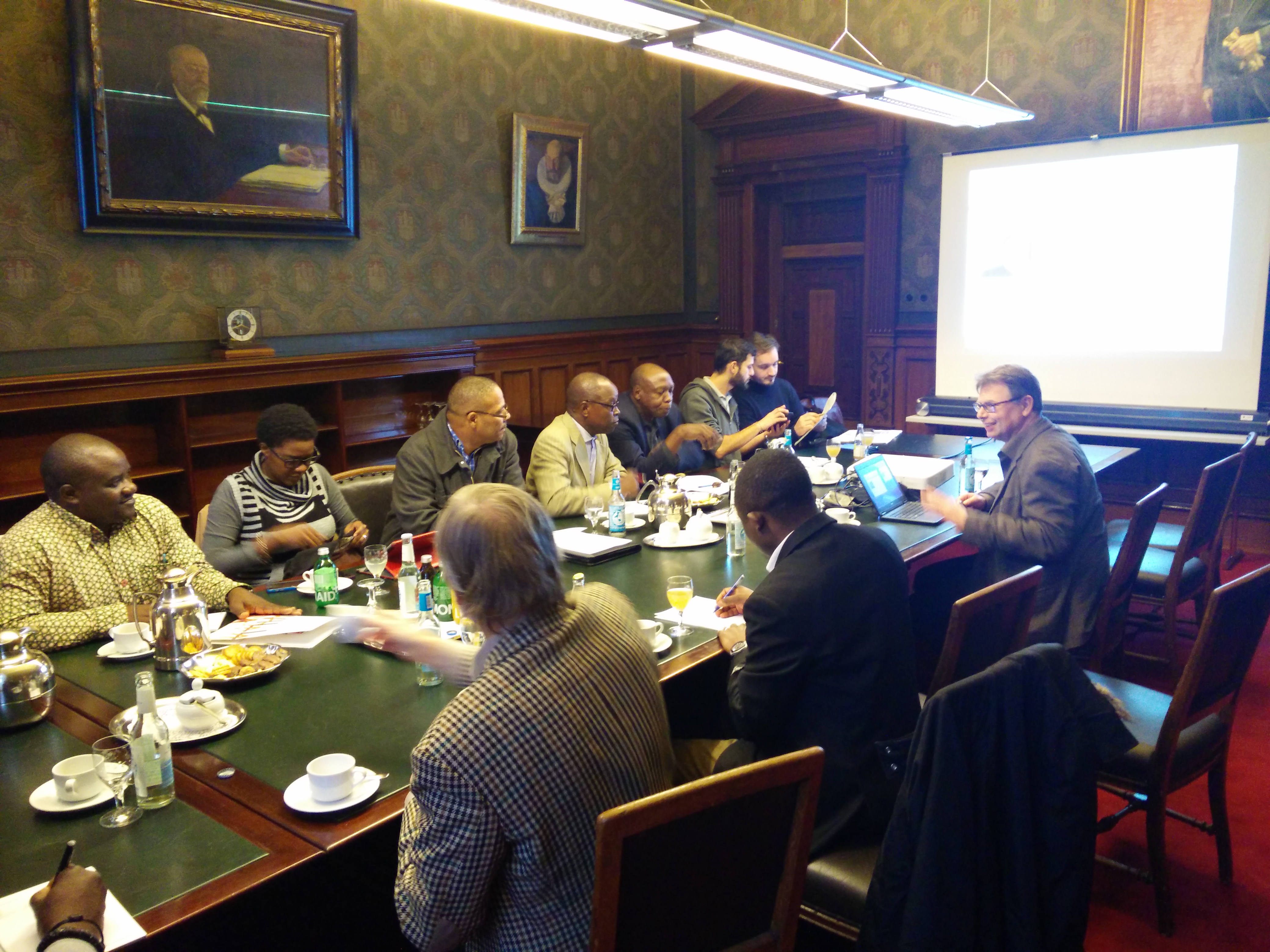 Das Foto zeigt eine Diskussionsrunde im Hamburger Rathaus. Die Teilnehmer der Diskussionsrunde sitzen an einem langen Tisch und tauschen sich aus.