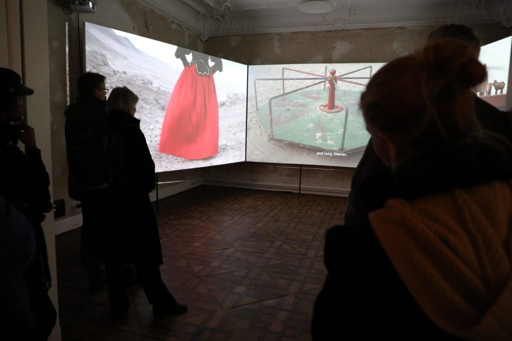 Ansicht einer Videoinstallation im Ausstellungsraum