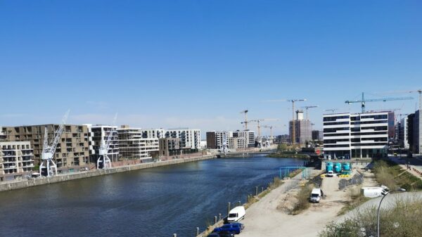 Blick auf den Baakenhafen in der Hamburger Hafencity. Zu sehen sind das Hafenbecken, sowie einige Neubauten und Baukräne im Hintergrund. Das Foto ist von der Baakenhafenbrücke aus aufgenommen.
