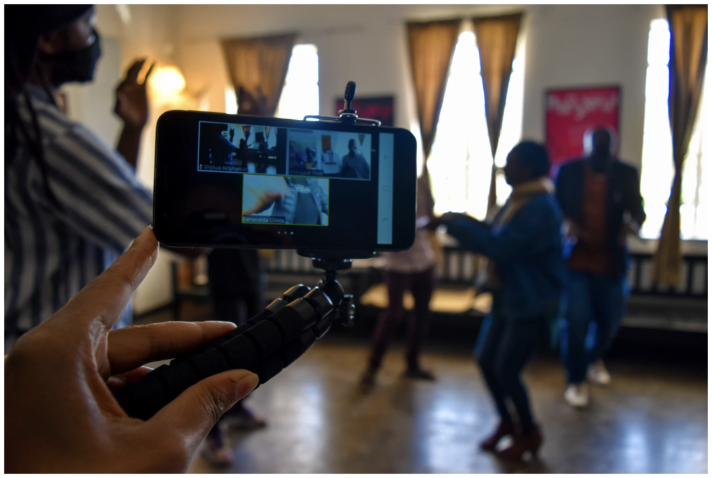 Handykamera, die den Workshop für ein Onlinemeeting aufzeichnet