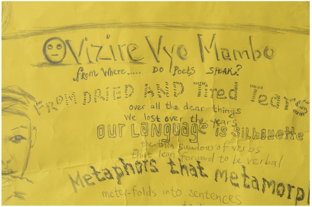 gelbes Plakat mit Bleistiftaufschrift und Zeichnungen (Detail)