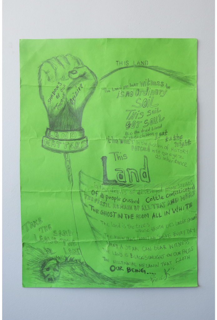 grünes Plakat mit Bleistiftaufschrift und Zeichnungen