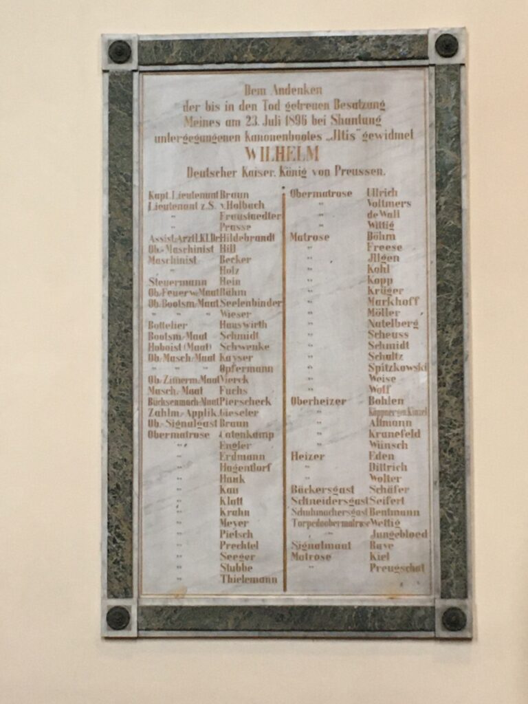 Gedenktafel in der Christus- und Garnisonskirche Wilhelmshaven. Foto: Julian zur Lage