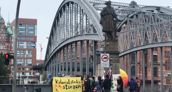 Dekoloniale Proteste der Gruppen und Initiativen des Abya Yala am Hamburger Columbus-Denkmal an der Kornhausbrücke,11. Juli 2020. Foto: Tania Mancheno