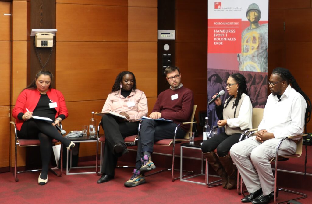 Konferenzpanel “The Genocide against Herero and Nama in Memory Culture and History Politics” mit Moderatorin Dr. Diana M. Natermann, Naita Hishoono, Jan Kawlath, Sima Luipert und Laidlaw Peringanda (v.l.n.r.). Foto: Lorena Clasen/UHH