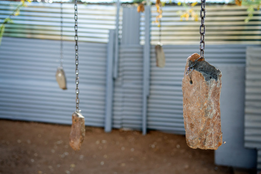 Detail der Installation "pathway to death": Steine, die an Ketten hängen