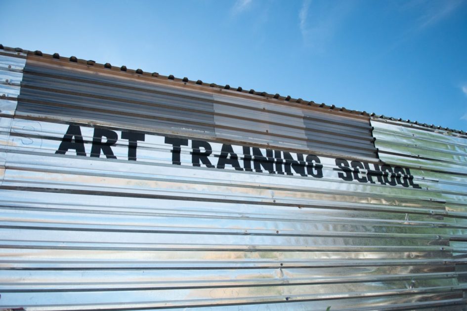 metallene Wand mit der Aufschrift "Art Training School"