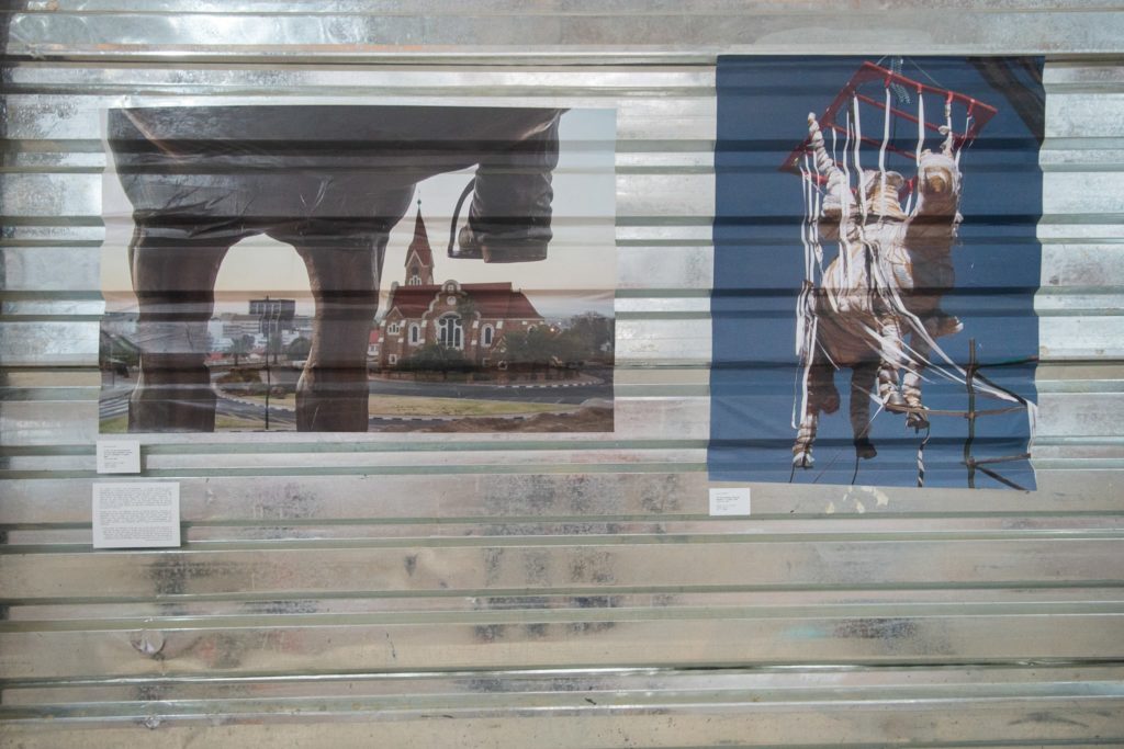 Ansicht von zwei Werken von Nicola Brandt in der Ausstellung. Sie hängen an der Wand.