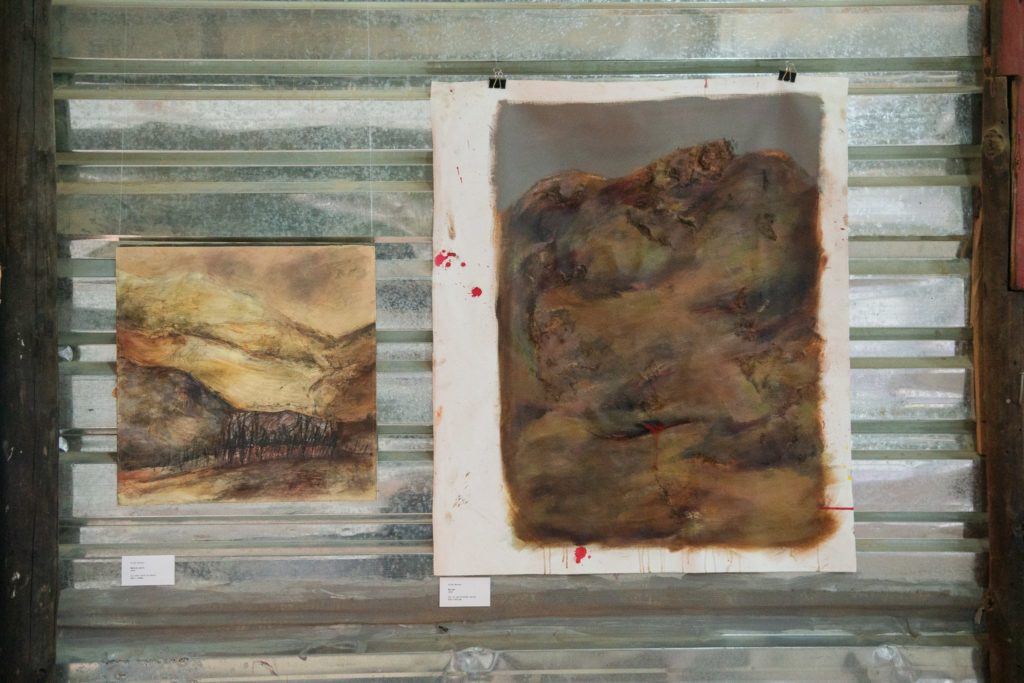 Zwei aufgehängte Kunstwerke (Gemälde) von Silke Berens.