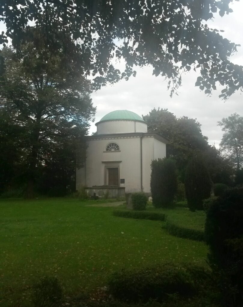 Das Mausoleum für H. C. v. Schimmelmann in Wandsbek. Foto: Julian zur Lage/Forschungsstelle 'Hamburgs (post-)koloniales Erbe'