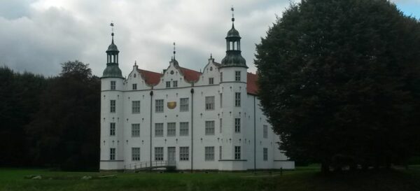 Schloss Ahrensburg, ehemals im Besitz der Familie Schimmelmann. Foto: Julian zur Lage/Forschungsstelle 'Hamburgs (post-)koloniales Erbe'