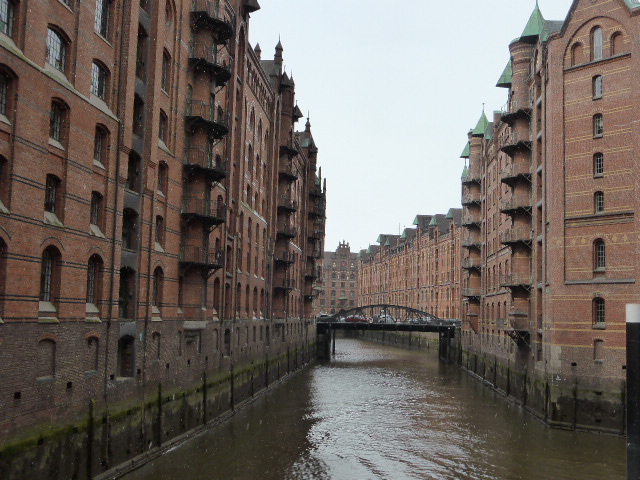 Das Foto zeigt einen mit Häusern gesäumten Kanal in der Speicherstadt.
