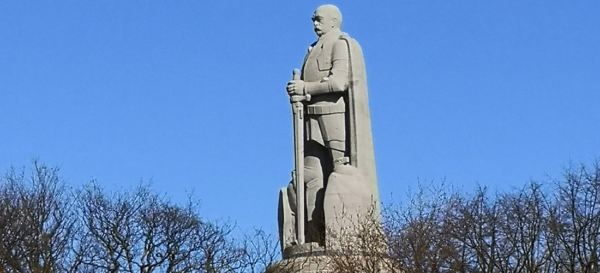 Auf dem Bild ist die Bismarck-Statue im Alten Elbpark zu sehen.